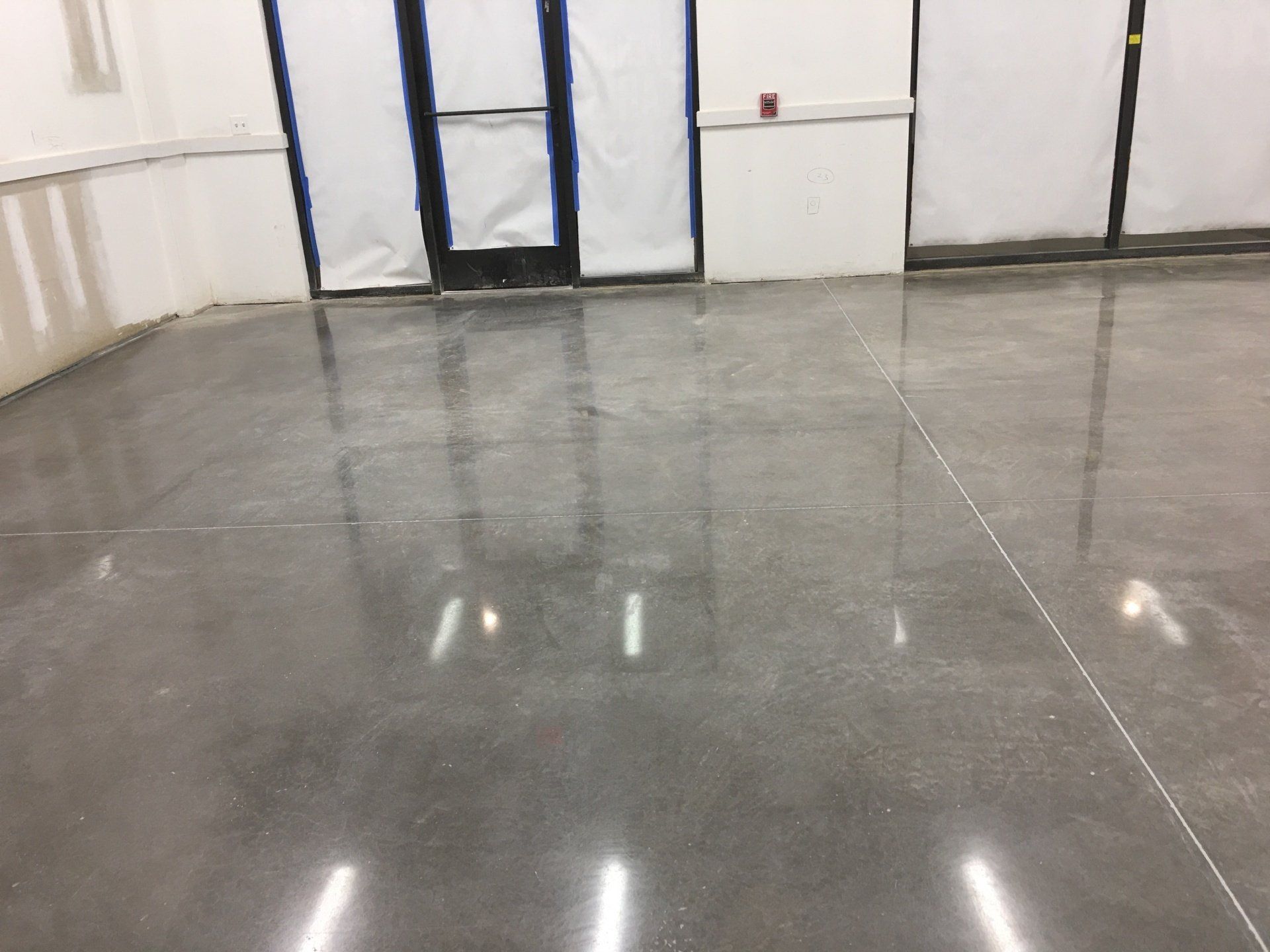 Wide floor with wide shiny tiles — New Jersey — Konkreate & Epoxy