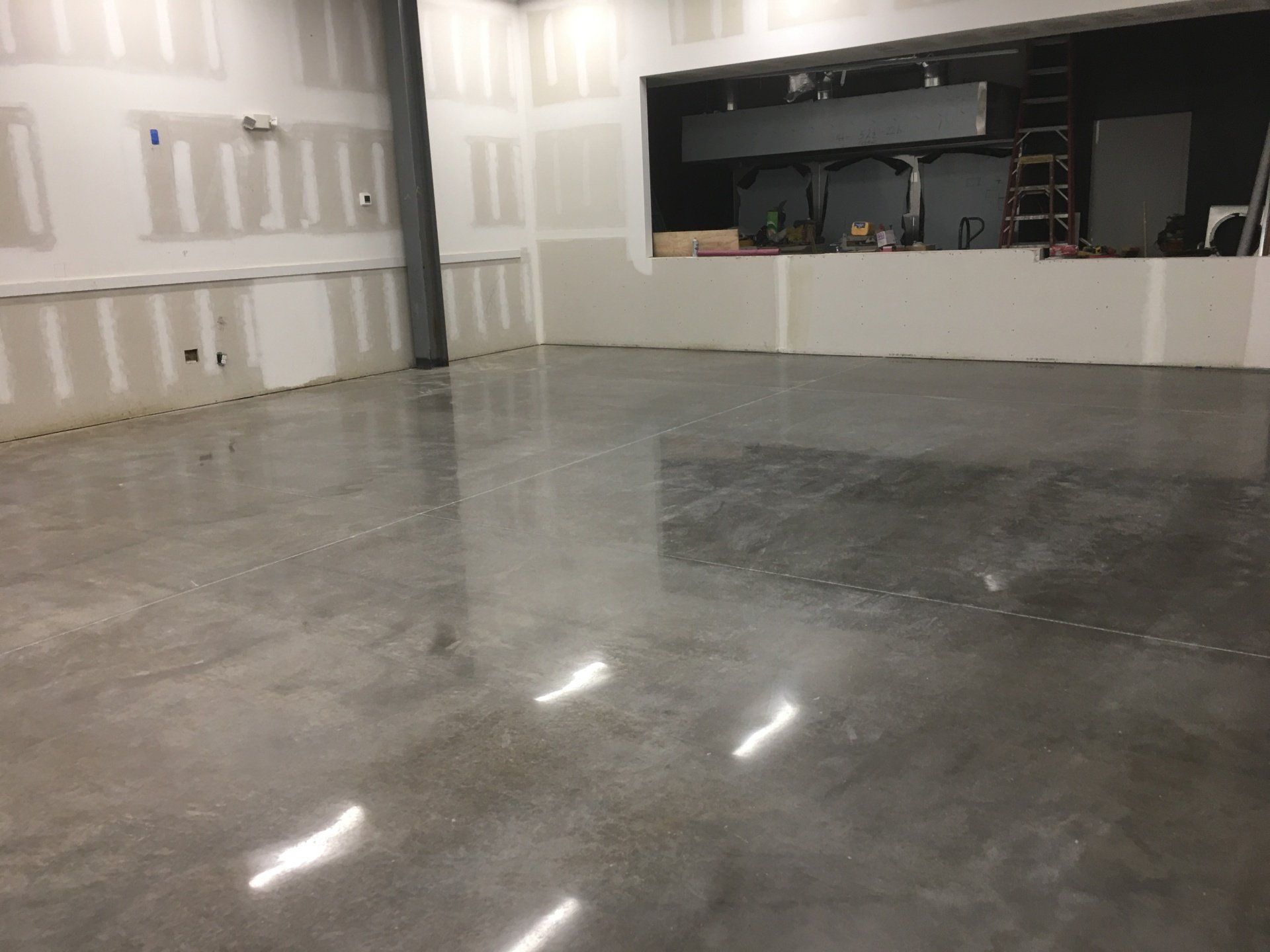 Living room with shiny floor — New Jersey — Konkreate & Epoxy