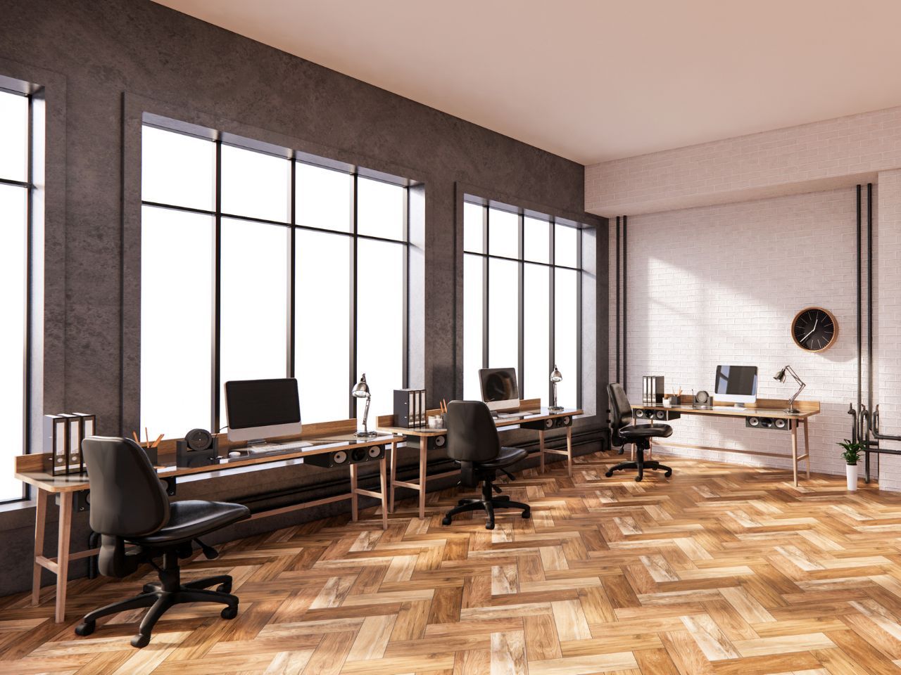 Um escritório moderno com muitas janelas e piso de madeira.