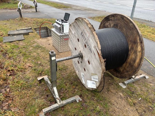 Jørgensenfiber udfører job involverende fiberkabler og en maskine