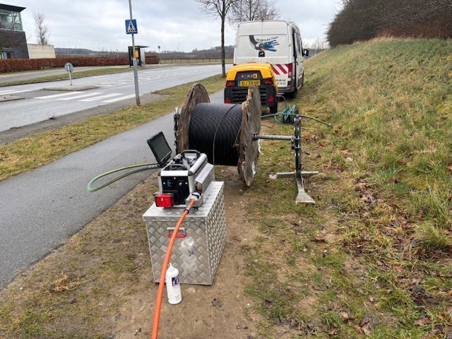 Jørgensenfiber udfører job involverende fiberkabler og en maskine