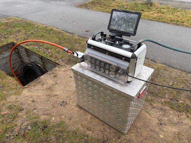 Jørgensenfiber udfører job involverende fiberkabler og en maskine