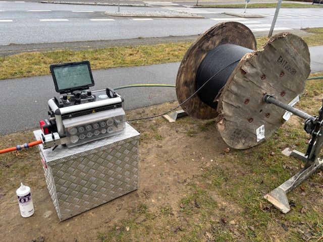 Jørgensenfiber udfører job involverende fiberkabler og en maskine