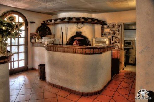 Un forno in legno all'interno di un ristorante