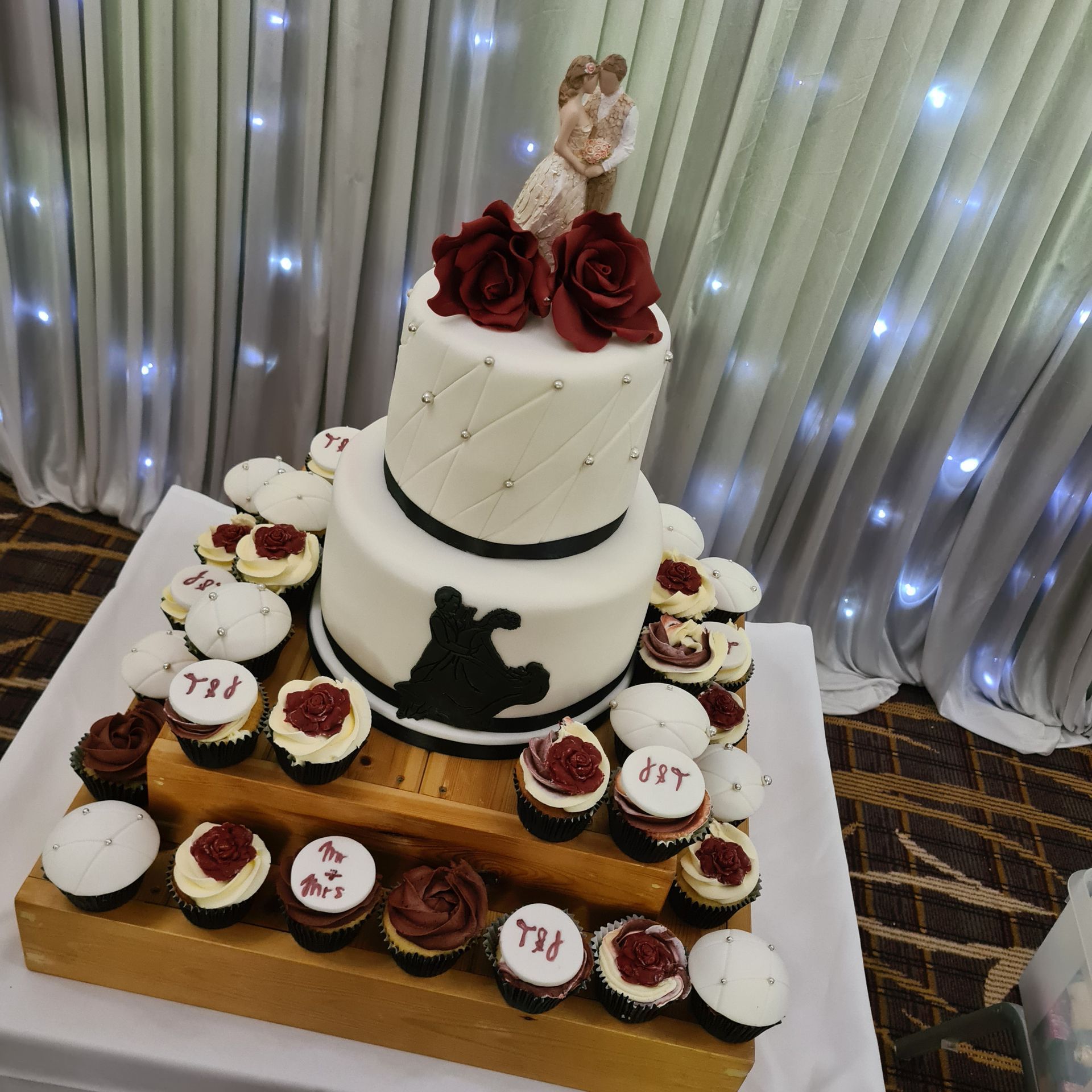 Lovely wedding cakes Rochdale.