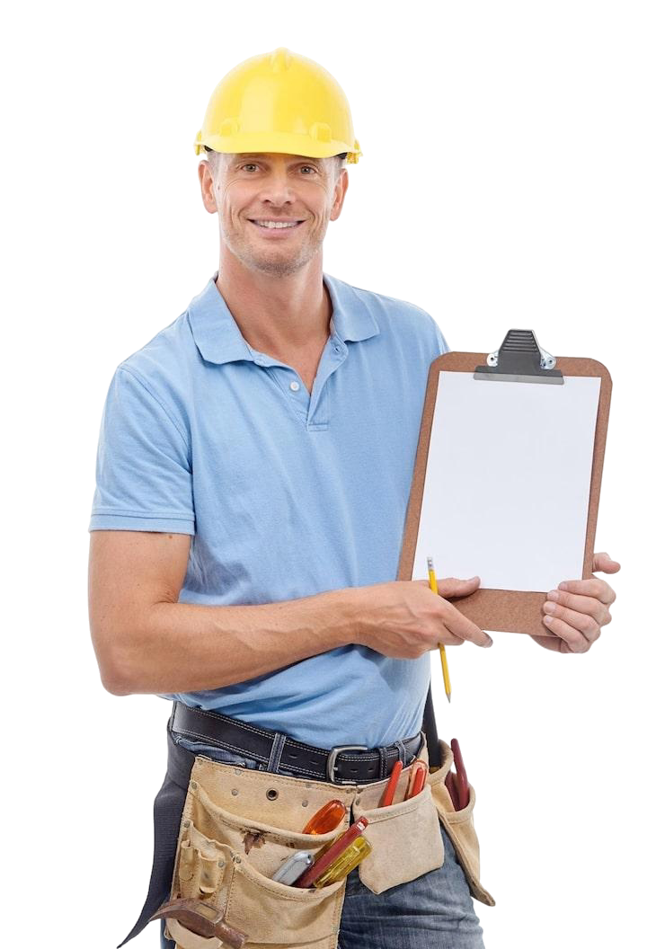 Ouvrier du bâtiment portant un casque jaune, une chemise bleue, tenant un presse-papiers, sourit.
