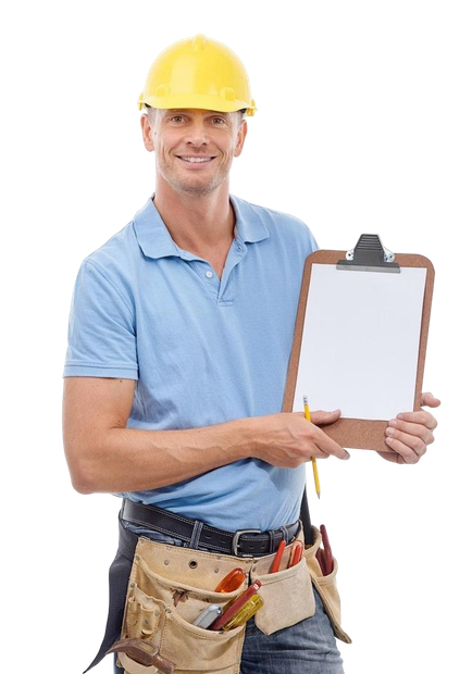Ouvrier du bâtiment portant un casque jaune, une chemise bleue, tenant un presse-papiers, sourit.