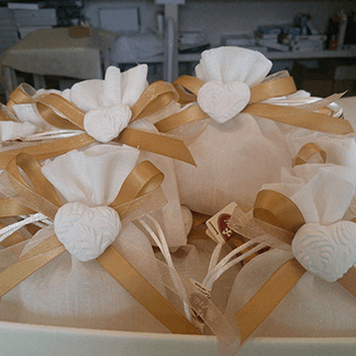 Sacchetti di confetti in tonalità oro