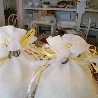 Porta confetti con tonalità giallo