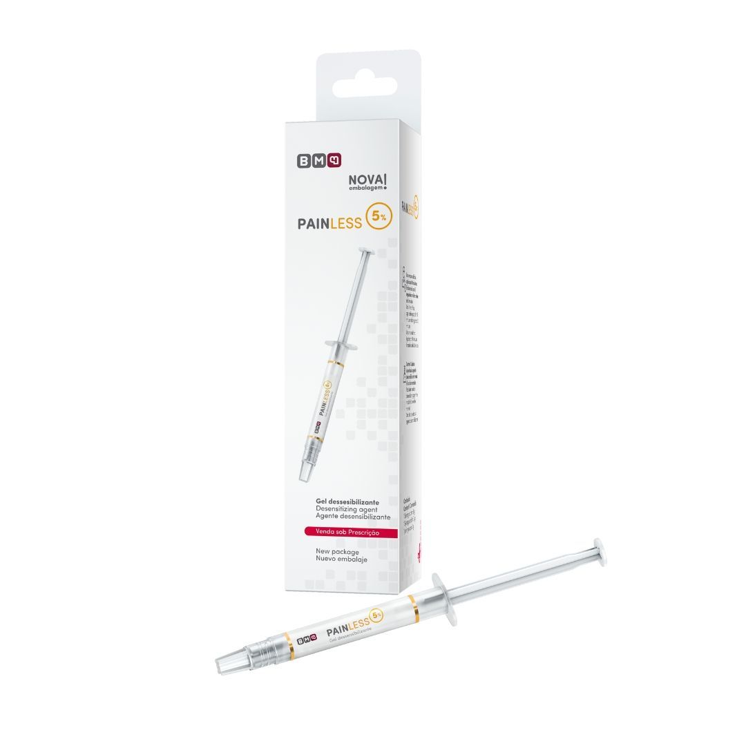 Jeringa y caja. La caja blanca tiene texto y la jeringa está en el suelo.