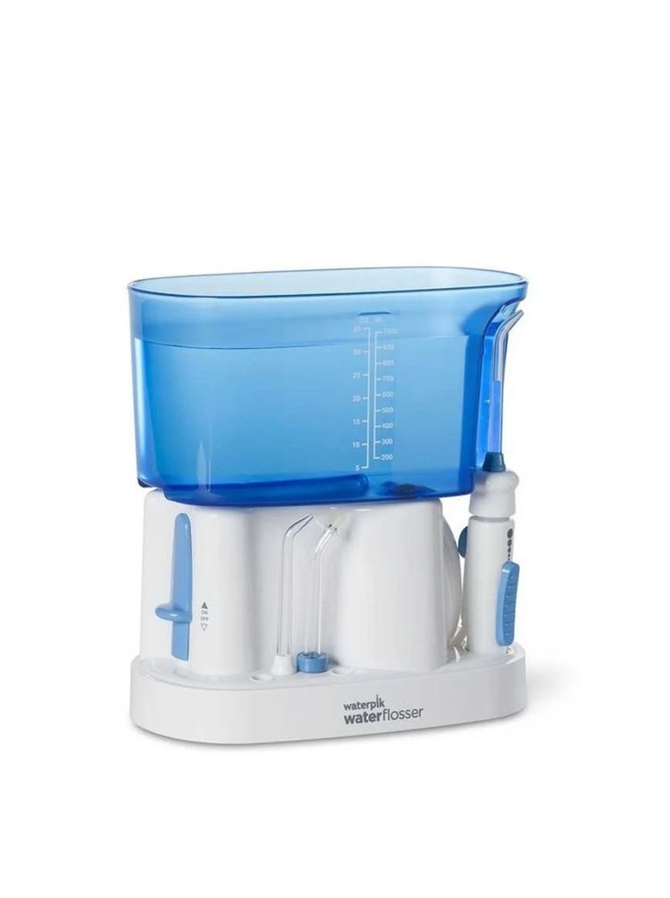 Irrigador bucal Waterpik con depósito de agua azul y base blanca.