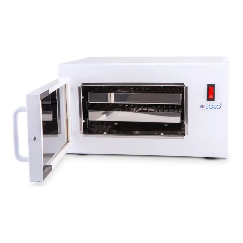 Caja de esterilización blanca con puerta abierta, estantes interiores y botón de encendido rojo.