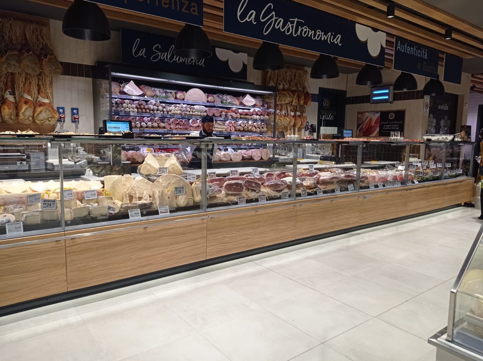 Reparto salumeria-banco salumeria e formaggi Supermercato Conad Salerno