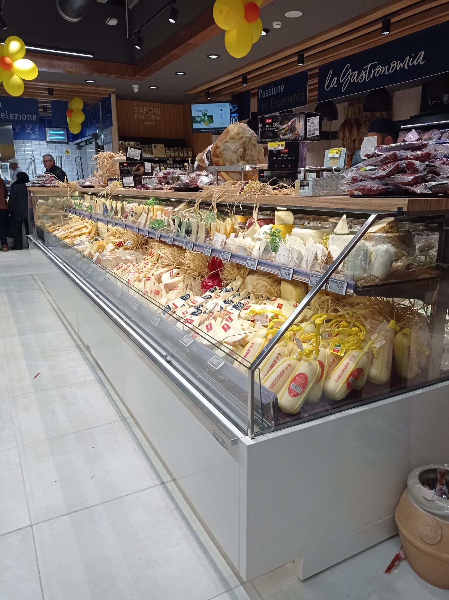 banco frigo reparto formaggi