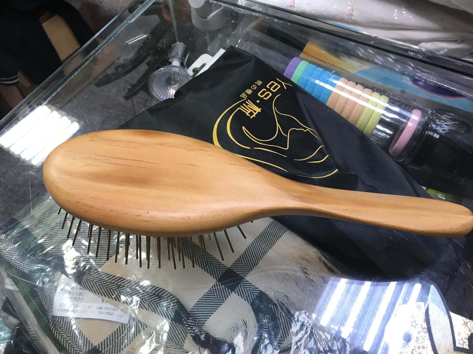 玻璃表面上有金屬刷毛的木製髮刷。