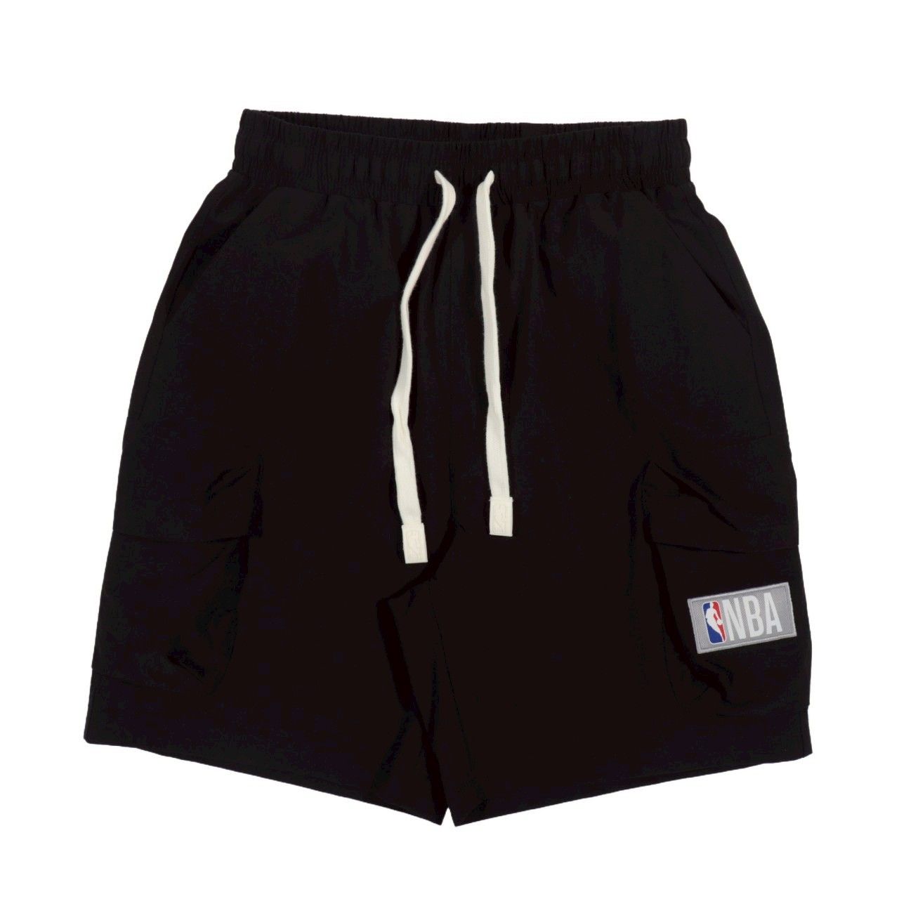 棕褐色工裝短褲，帶有白色拉繩和 NBA 標誌。