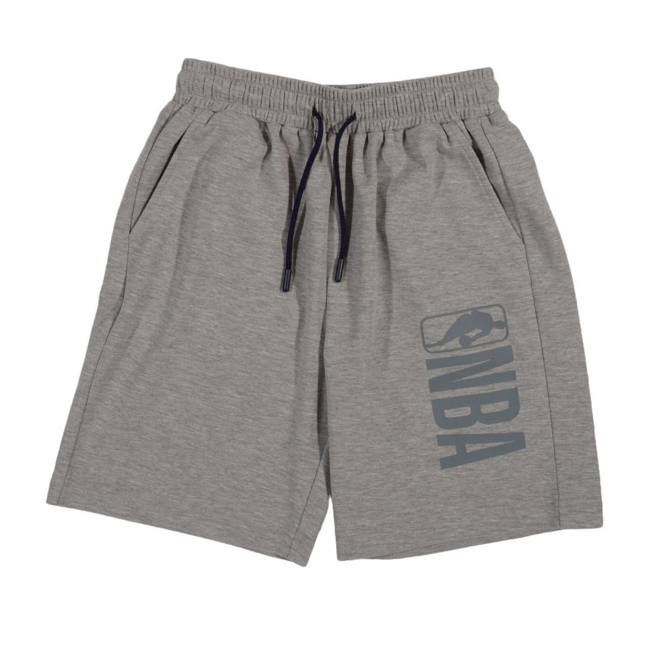 黑色 NBA 短褲，褲管上有紅色拉繩和標誌。