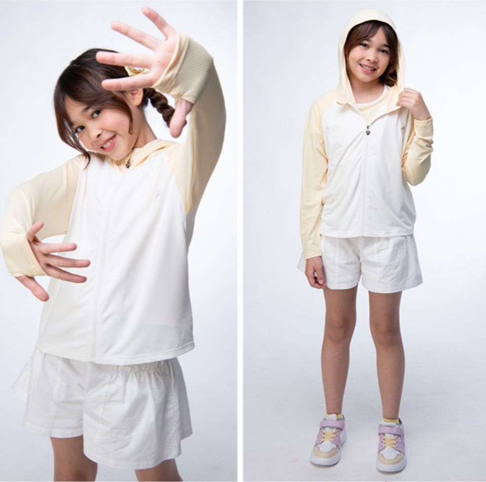 兩件帽拉鍊夾克：粉紅色和黃色的袖子，白色的衣身，掛在衣架上。