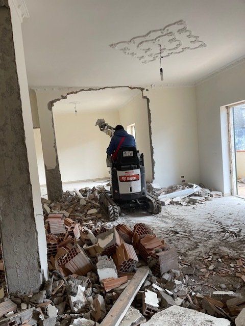 mezzo per demolizioni civili per spazi piccoli