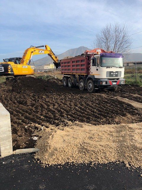 ruspa e furgoni per movimento terra