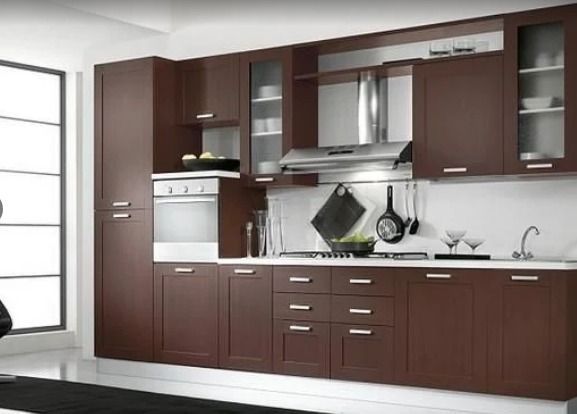 La bandera de Argentina ondea frente a un edificio.