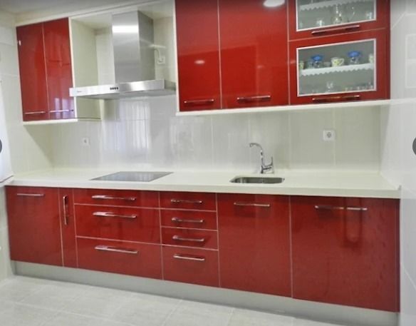 Un grupo de personas está sentado en mesas largas en una sala de conferencias.