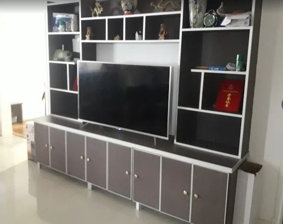 Un hombre y una mujer se dan la mano sobre una mesa.