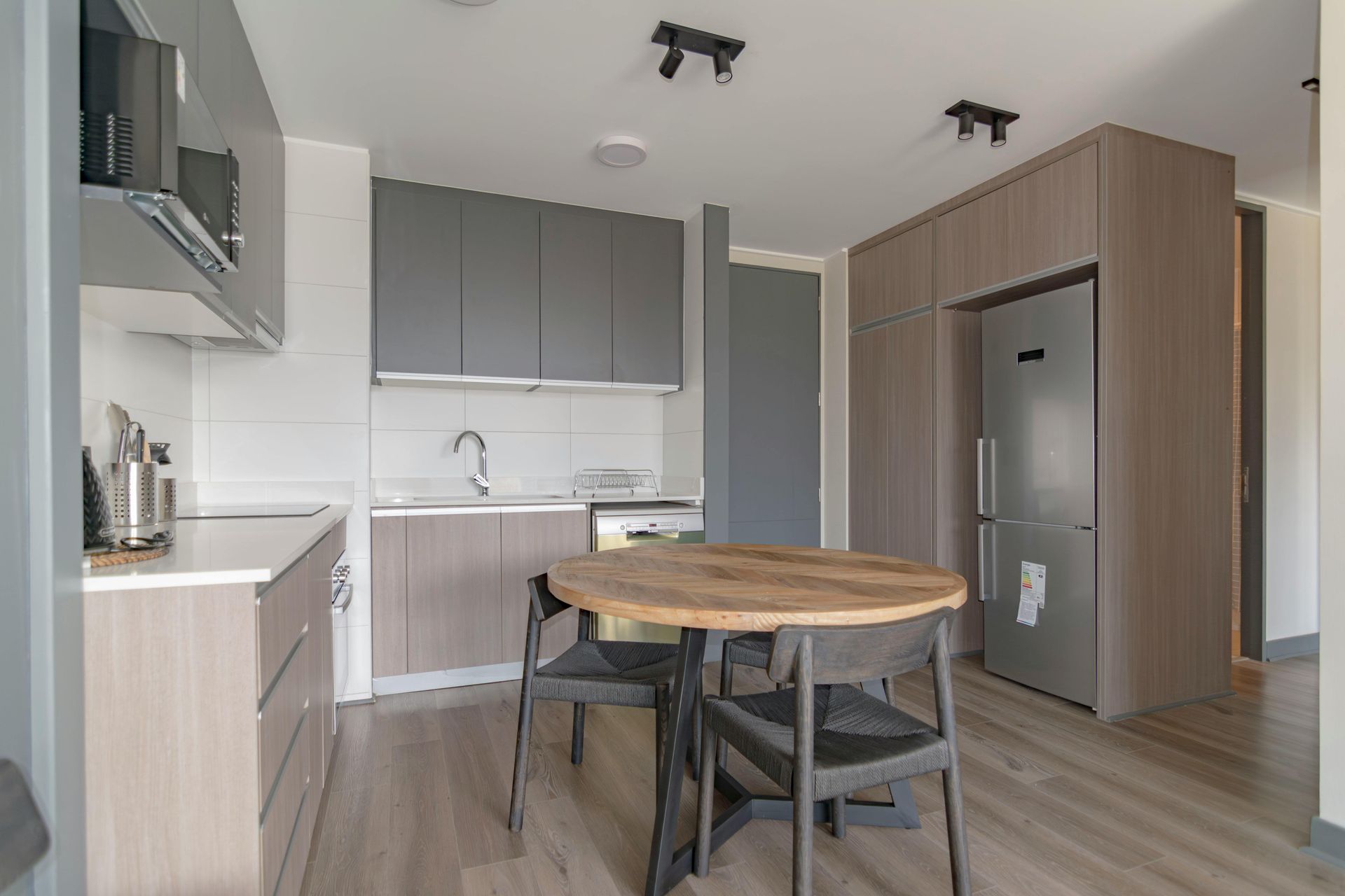 Una bicicleta azul está estacionada frente a una ventana en una sala de estar.