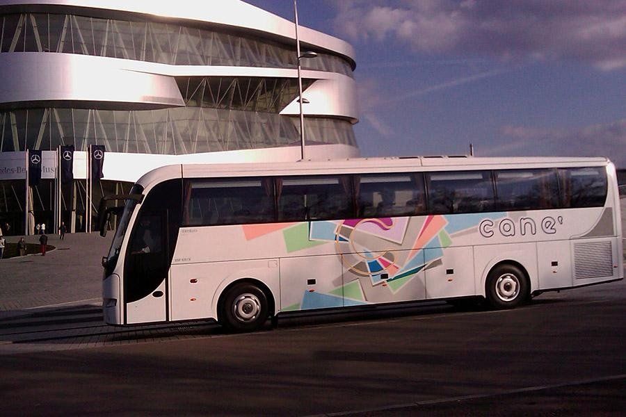 pullman gran turismo nel parcheggio