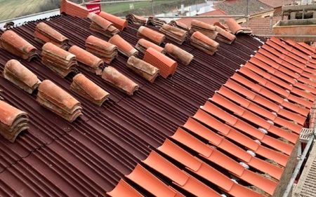 impermeabilización con onduline bajo teja de la cubierta de una casa en Segovia