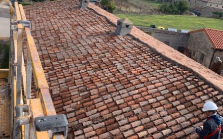 restauración de tejado de tejas en comunidad de vecinos en Segovia