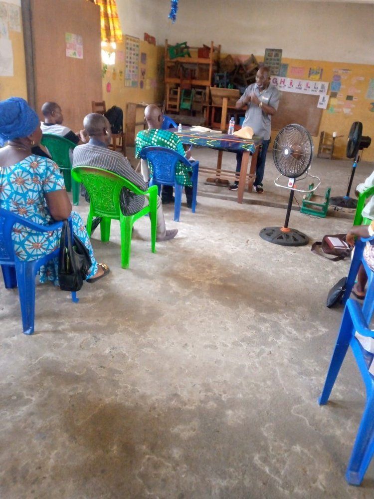 A group of people are sitting in chairs in a room.