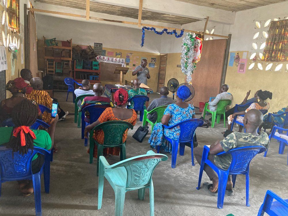 A group of people are sitting in chairs in a room.