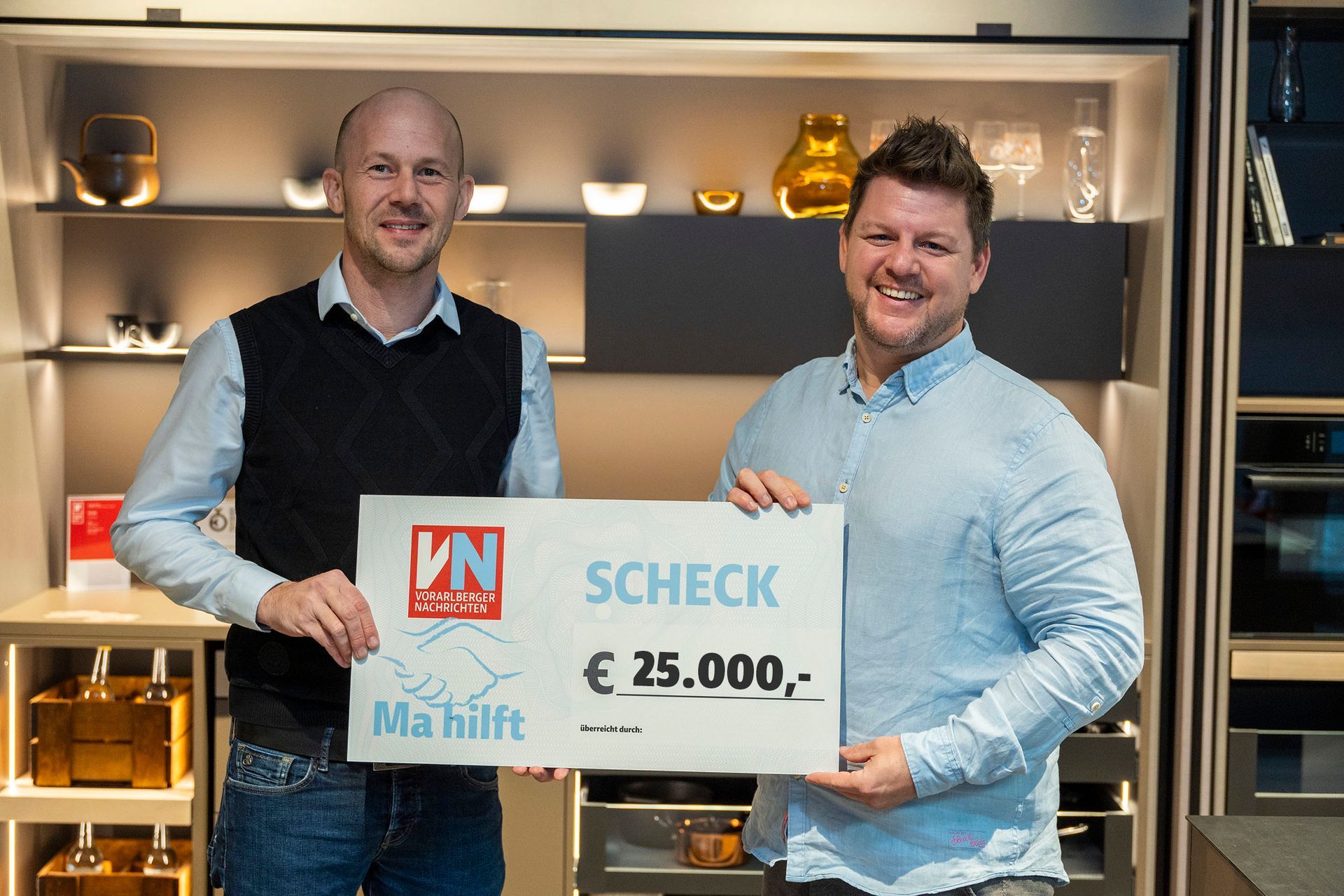 Scheckübergabe Blum: 25.000 €