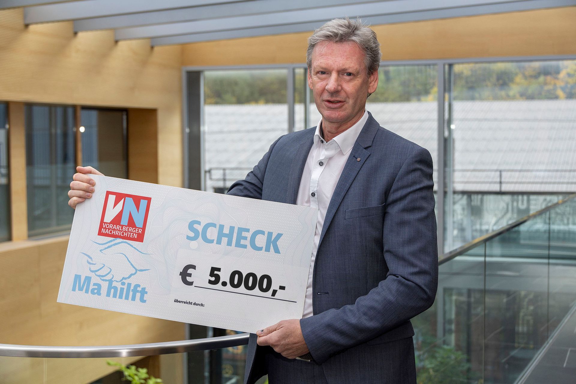 Scheckübergabe Bachmann: 5.000 €