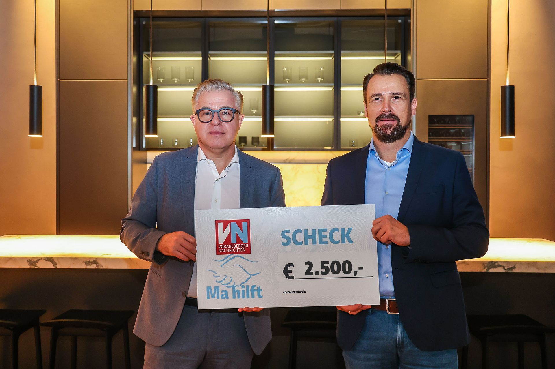 Scheckübergabe Grass: 2.500 €