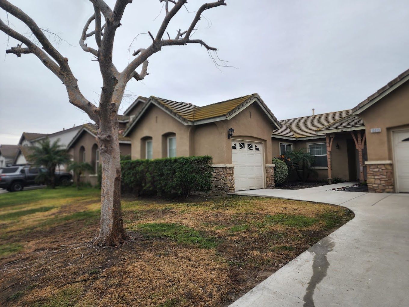 A house with the number 4096 on the garage door