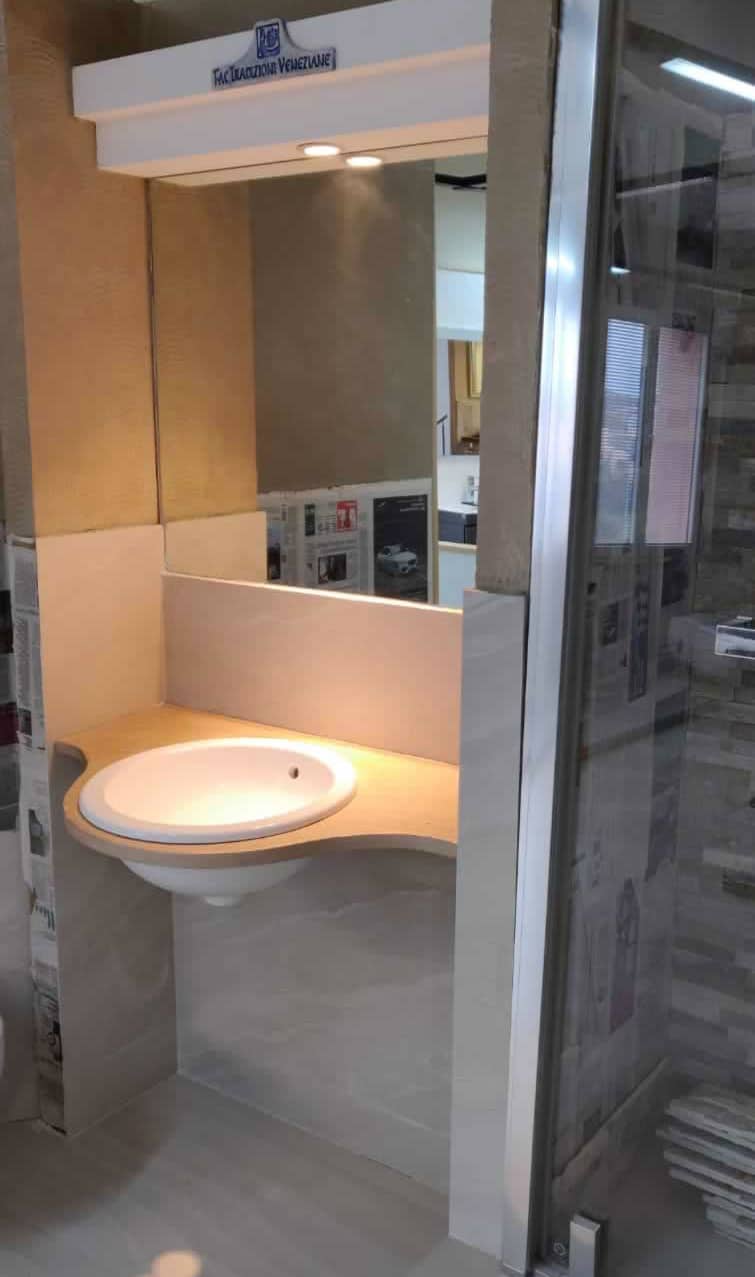 arredo bagno con lavello sospeso
