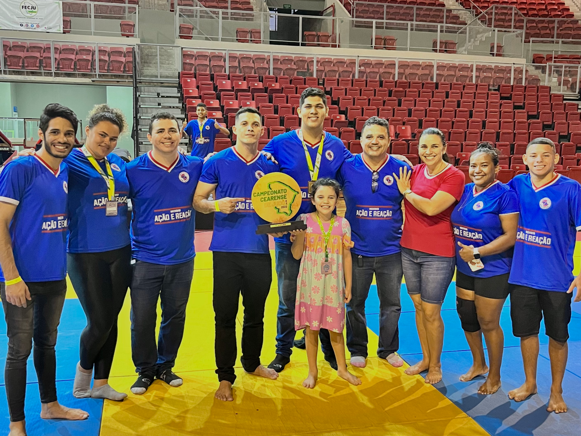 Professores e colaboradores do Instituto Ação e Reação com o troféu de 1º lugar do Campeonato Cearense de Judô 2022