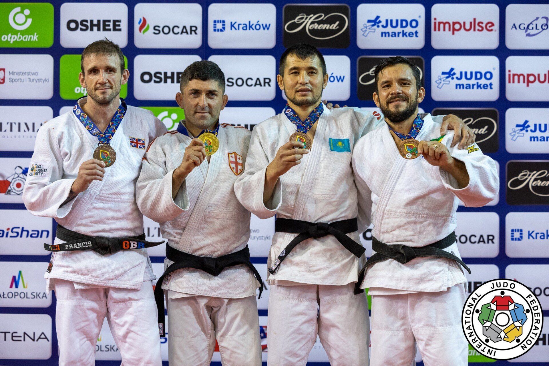 Pódio de premiação com atletas medalhistas do Campeonato Mundial de Veteranos de Judô 2022