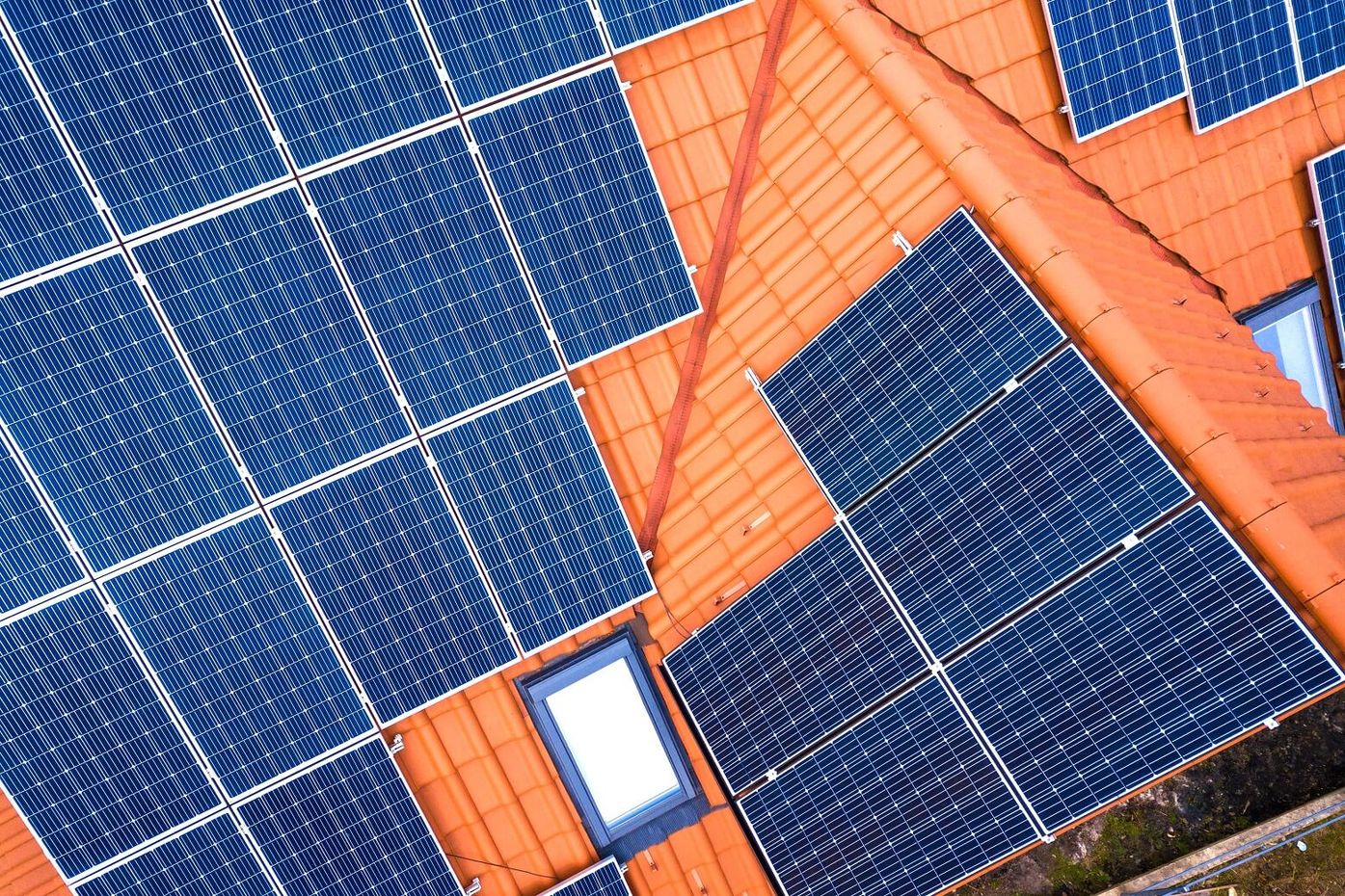 installazione pannelli solari sul tetto di una casa
