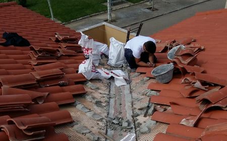 reparar tejado de tejas con goteras y cambiar tejas rotas en orense