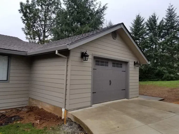 Residential asphalt roof installation in Medford, OR