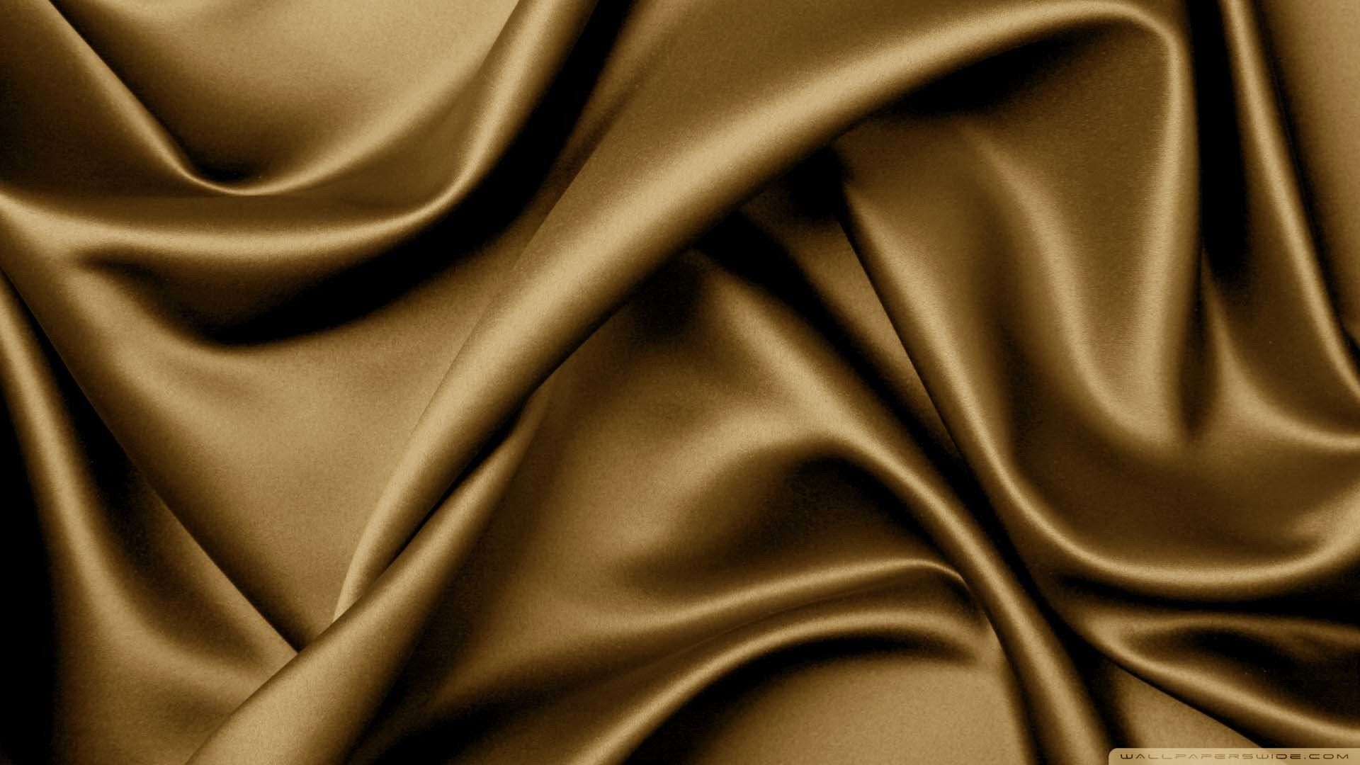 Un primo piano di un pezzo di tessuto di raso marrone
