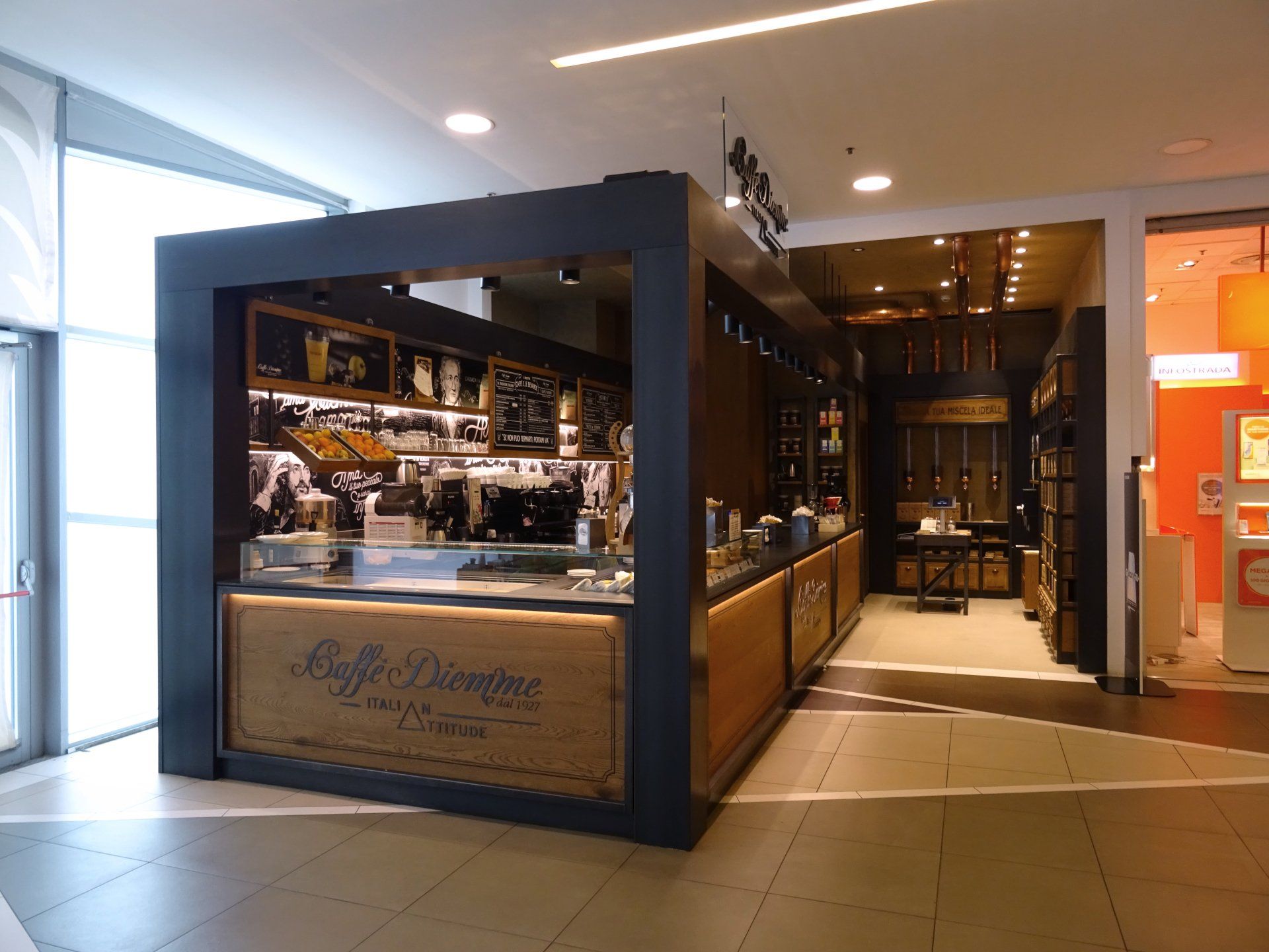 Una caffetteria in un centro commerciale con una grande vetrina