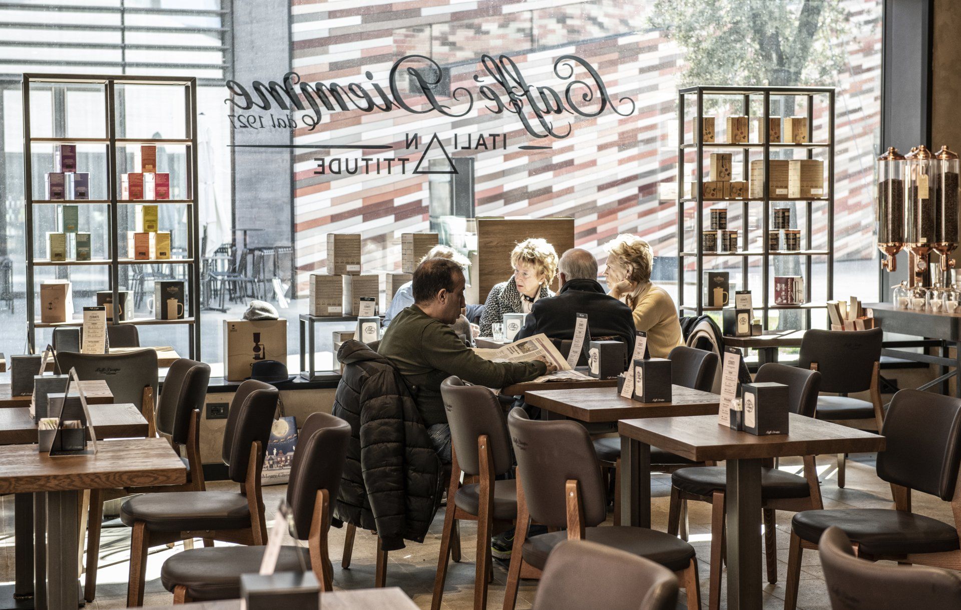 Un gruppo di persone è seduto ai tavoli di un ristorante.