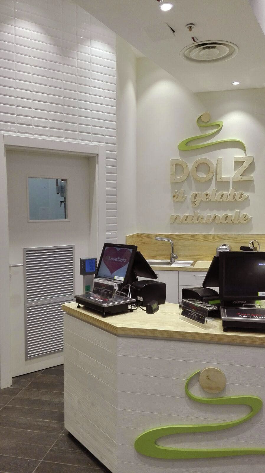 Il bancone di un negozio con sopra un computer.