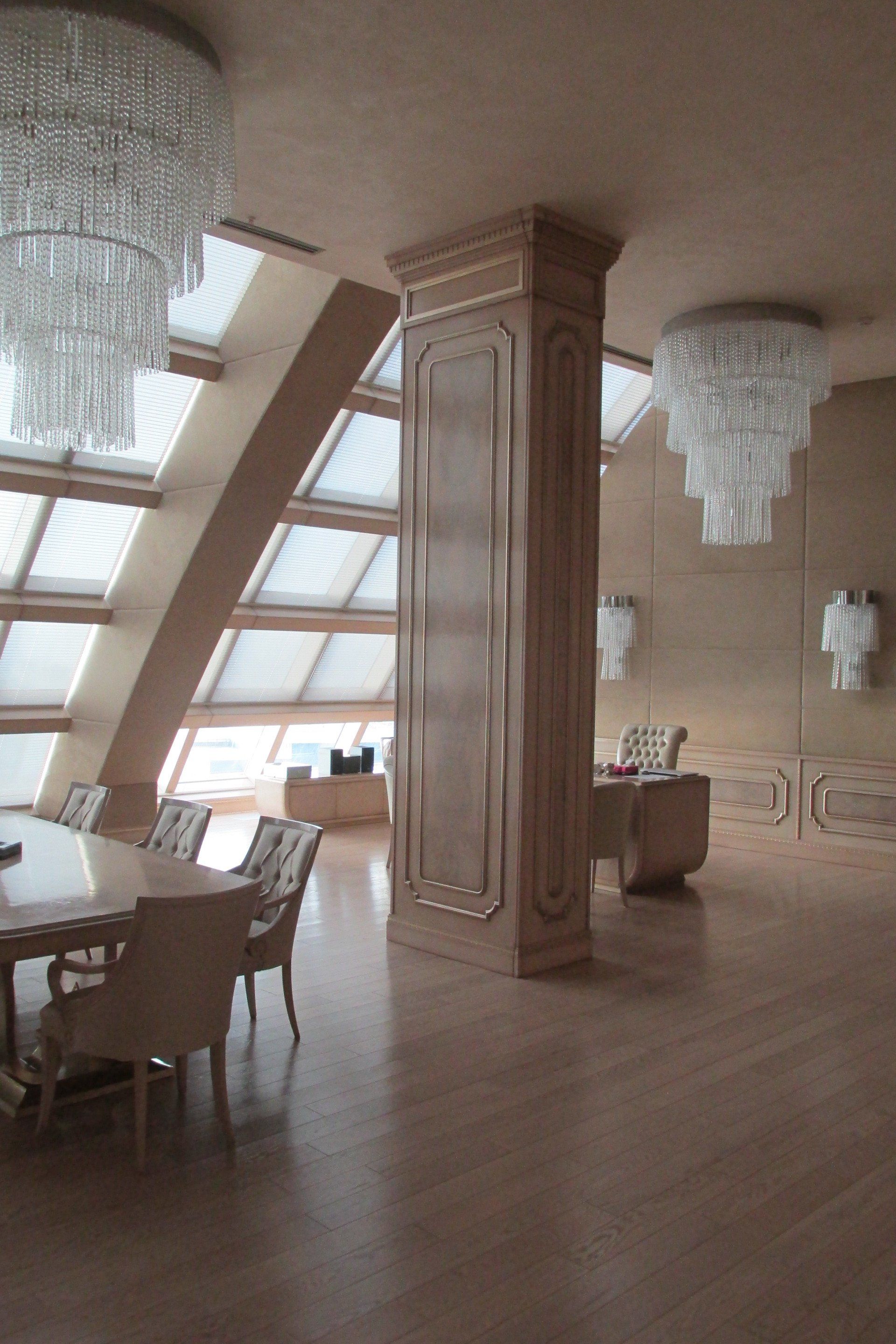 Una sala da pranzo con tavolo e sedie e un lampadario appeso al soffitto.