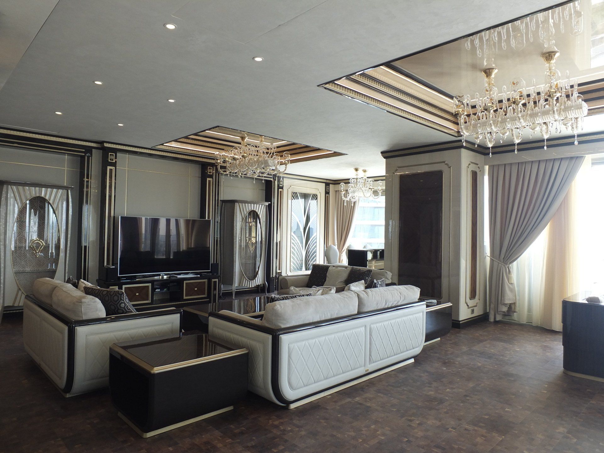 Un soggiorno con molti mobili e un televisore