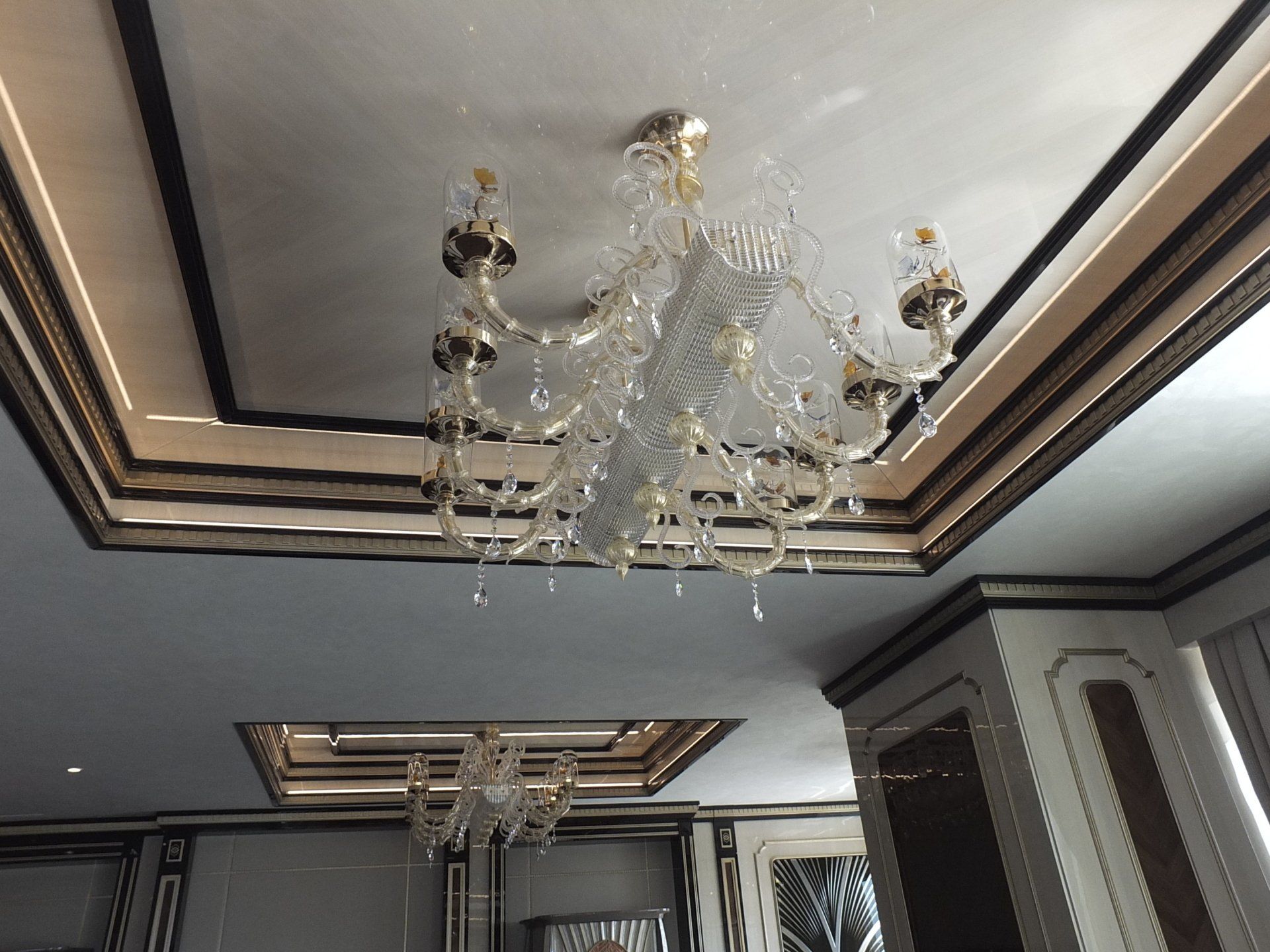 Un grande lampadario pende dal soffitto di una stanza.